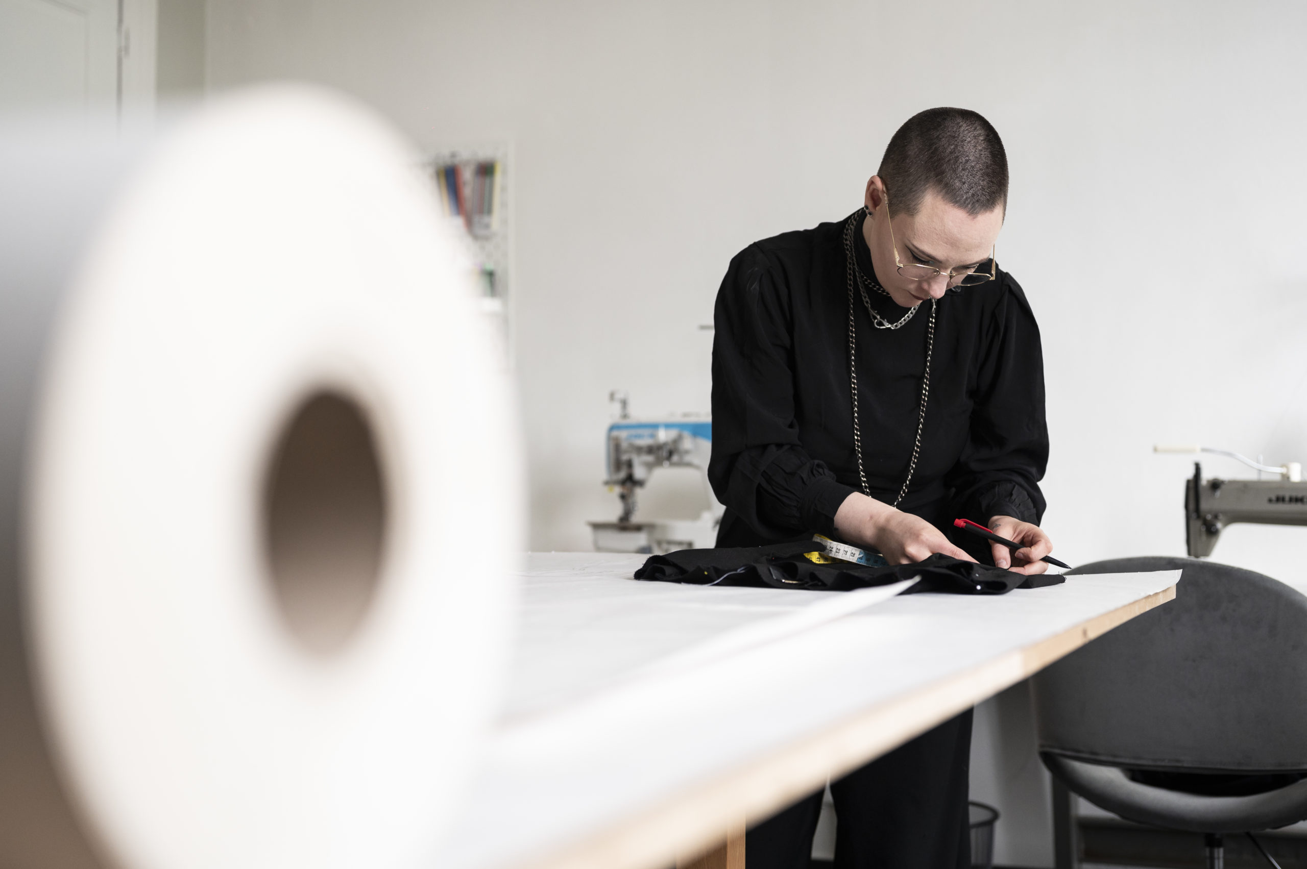 couturière, couture, atelier, broderie, artisanat.