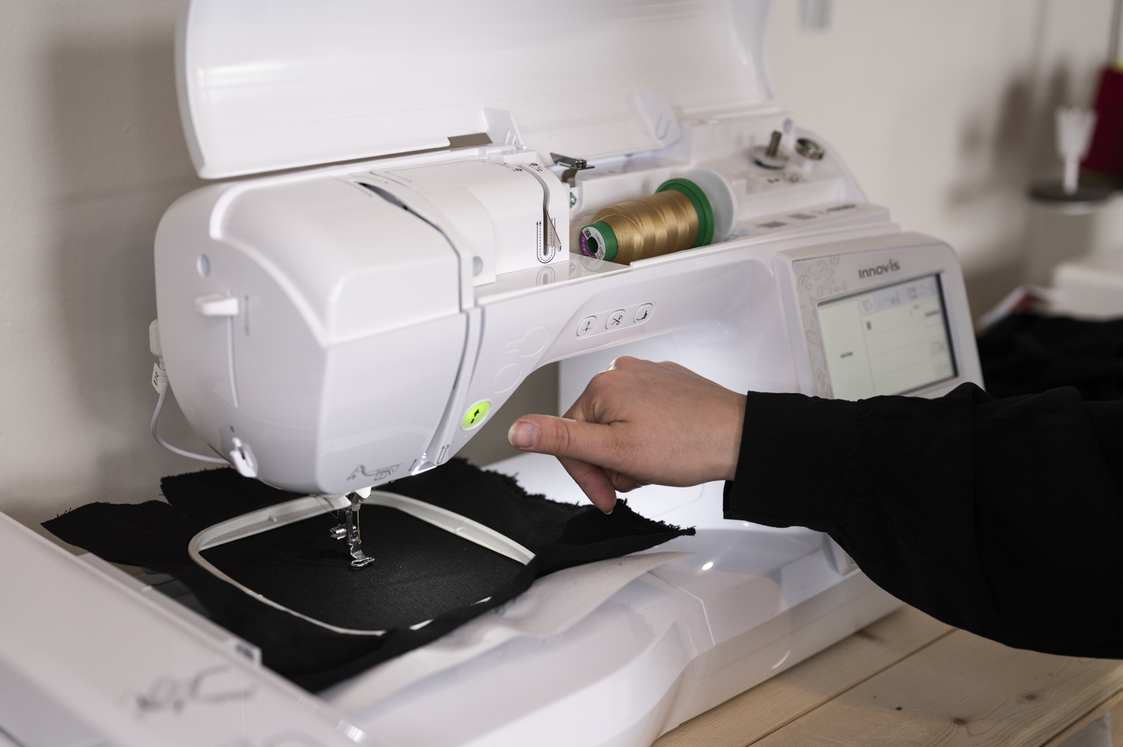 couturière, couture, atelier, broderie, artisanat.