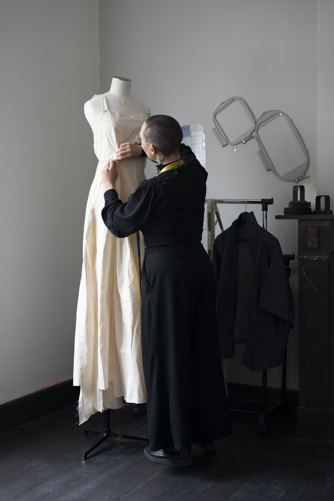 couturière, couture, atelier, sur mesure, mannequin, toile, calicot, mètre ruban, artisanat.