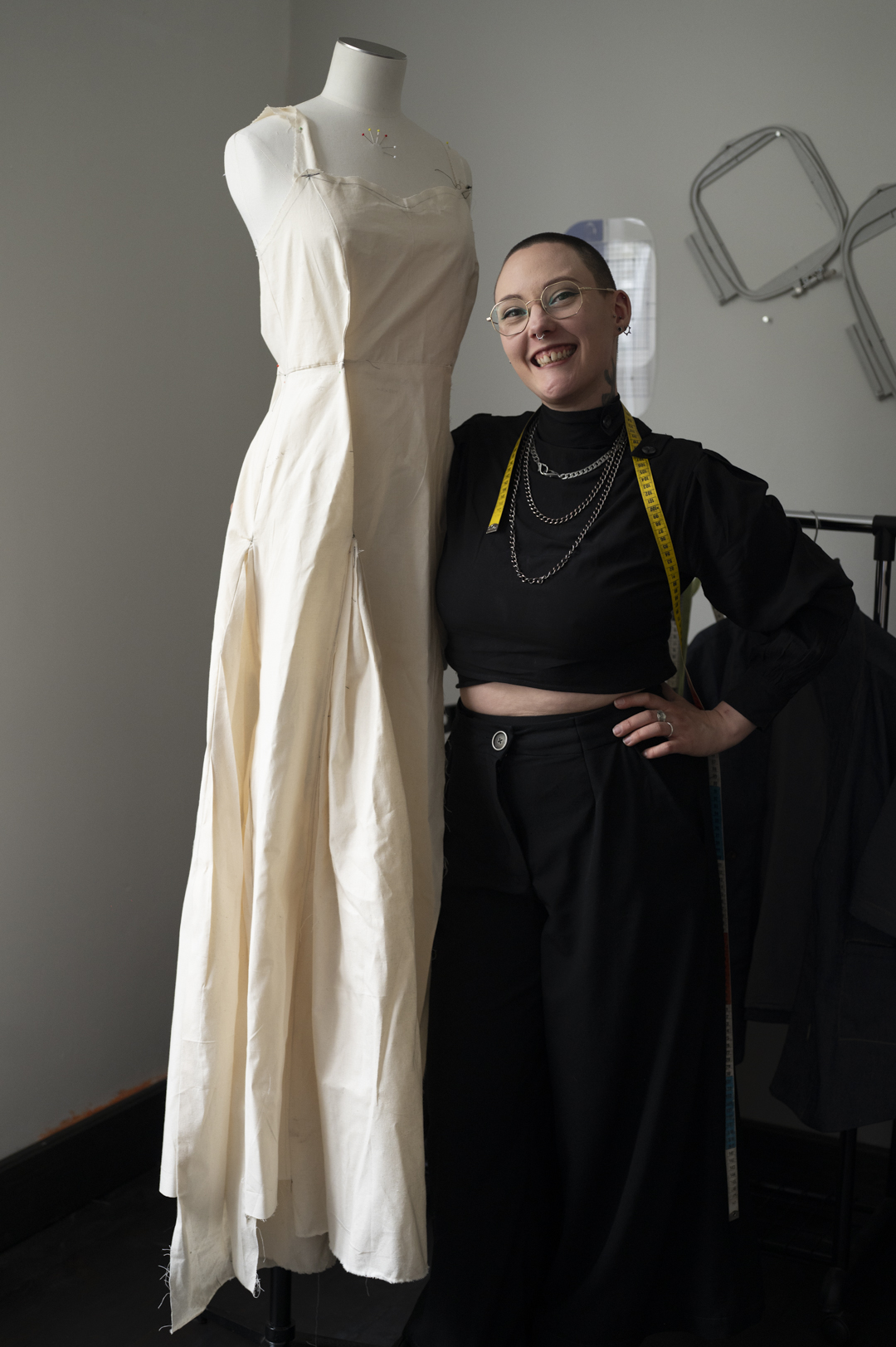 couturière, couture, atelier, sur mesure, mannequin, toile, calico, mètre ruban, artisanat.